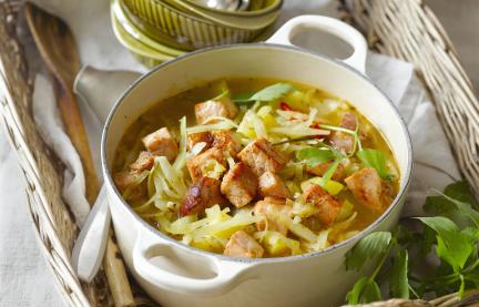 Scharfe Kohlsuppe mit knusprigem Kasseler