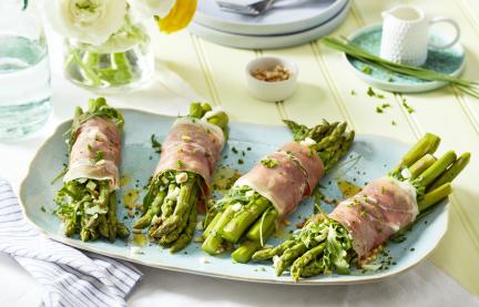 Gedämpfter Spargel in Schinken