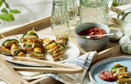 Bunte Bratwurstspieße mit Kinderketchup