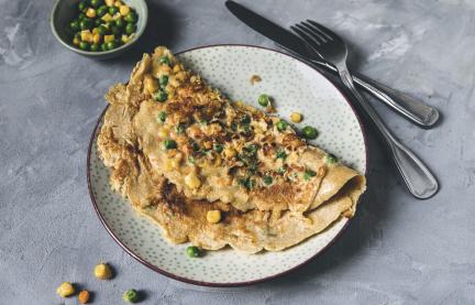 Dinkelpfannkuchen mit buntem Gemüse und Käse.