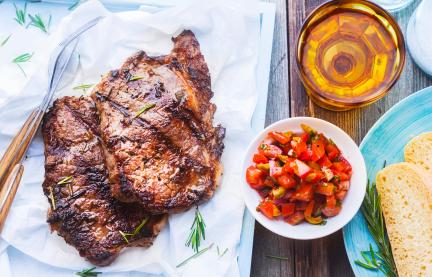Zarte Sous-vide Rinderhüftsteaks vom Grill mit Salsa.