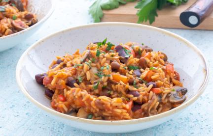 Bunte Reispfanne mit viel Gemüse.