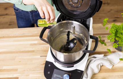 Spülmittel wird in den Cookit Topf gegeben.