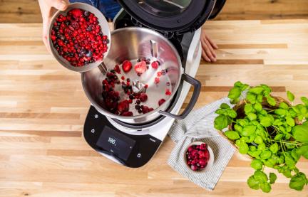 Beeren werden in den Topf des Cookit eingewogen.