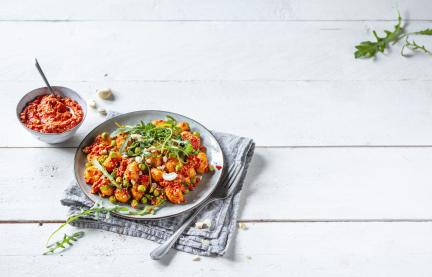 Schnelle Gnocchi mit rotem Paprika-Pesto.