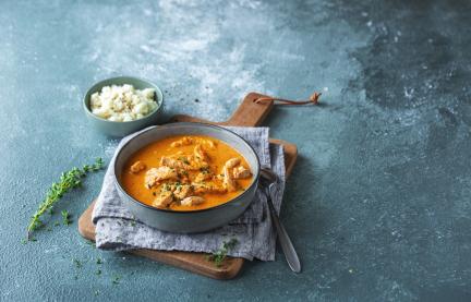 Schale Blumenkohlreis und Schale mit Putengulasch in roter Sauce