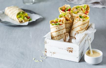 Sommerliche Wraps mit Hähnchen