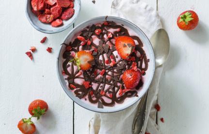 Schale mit Joghurt, Erdbeeren und Schokolade