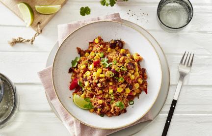 One-Pot mexikanisches Quinoa angerichtet in einem tiefen Teller.