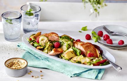 Fruchtiger Zucchini-Salat mit Lachs und Nektarine