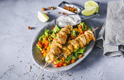 Hähnchenspieße mit Paprikasalat