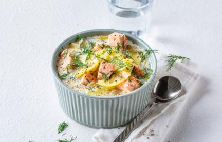 Kartoffel-Dill-Suppe mit Lachs in einer Schüssel angerichtet.