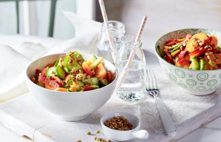 Lieblingssalat für Kinder in zwei Schalen.