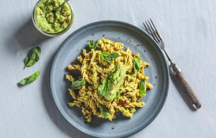 Kichererbsenpasta mit Avocado-Tomaten-Pesto