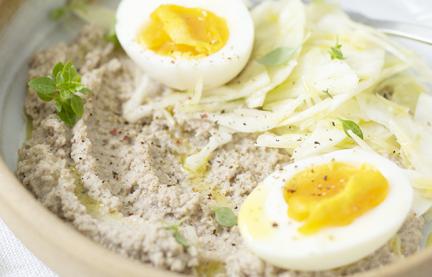 Blumenkohl-Hummus mit Karotten-Fenchel-Salat und Ei