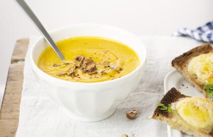 Hokkaido-Lauch-Suppe mit Ziegenkäse-Brot