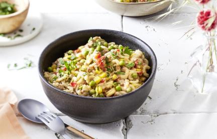 One-Pot-Konfetti-Pasta in einer dunklen Schale.