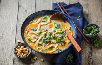 Asia-Nudelsuppe mit Erdnuss und Pilzen