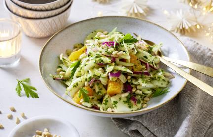 Schneller Fenchelsalat mit Orange und Pinienkernen.