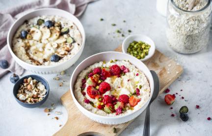 Porridge Grundrezept mit Früchten und Nüssen getoppt.