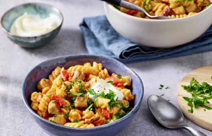 One-Pot-Würstchengulasch in einer blauen Schüssel.