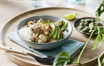 Poké Bowl mit Pute und Avocado in einer Schüssel.