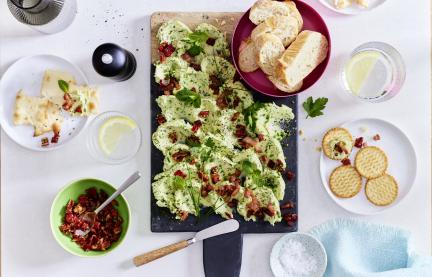 Butter Board auf einem Tisch.
