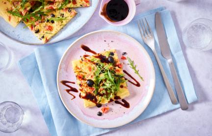 Ofenpfannkuchen mit Balsamicocreme auf einem Teller dekoriert.