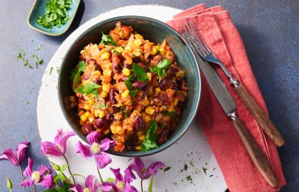 Bohnensalat mit Mais in einer Schüssel.