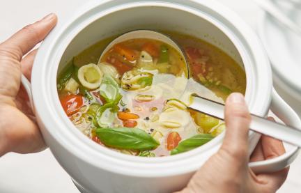 Minestrone mit Petersilie garniert in einer Schale serviert.
