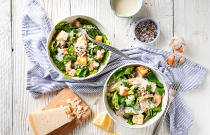 Zwei Schalen mit Caesar Salad mit und Croûtons und Parmesan