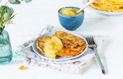 Knusprige Kartoffelpuffer mit Apfelmus.