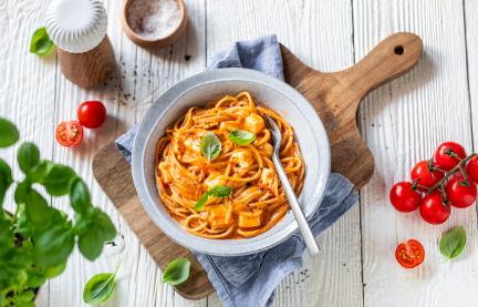 Cremige Spaghetti Tomate-Mozzarella auf Teller
