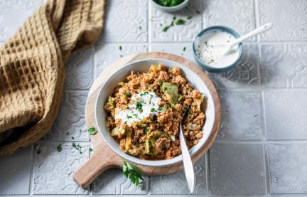 Spitzkohl-Hack-Topf in einer Schüssel mit Löffel.