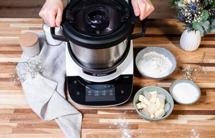 Cookit auf einer Küchenarbeitsplatte mit Butter, Mehl und Zucker