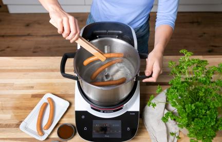 Bockwürstchen werden im Wasserbad im Cookit warmgeehalten. 