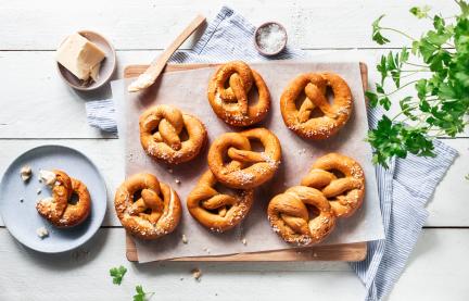 Laugenbrezel auf einem Backpapier