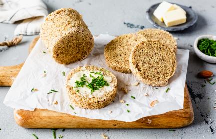 Low Carb Brot aus der Tasse in Scheiben geschnitten mit Butter und Kräutern.