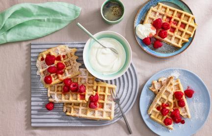 Haferflocken Waffeln mit Himbeeren und Sahne.