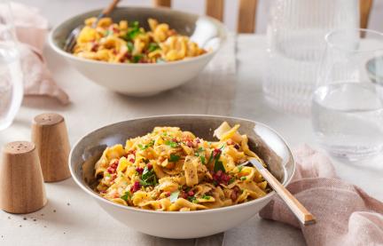 Krautnudeln in zwei Schüssel auf einem Esstisch.