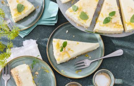 Philadelphia Torte auf Kuchentellern in Stücken serviert.