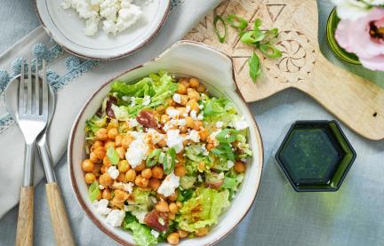 Orientalischer Salat mit gerösteten Kichererbsen