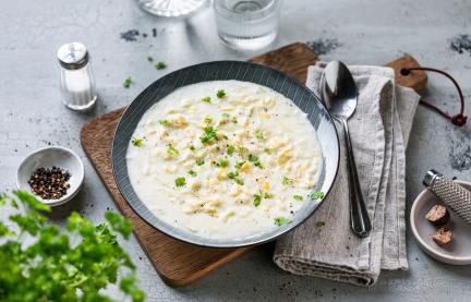 Käse-Lauch-Suppe in einer dunklen Schüssel.