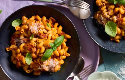 One-Pot Pizza-Mac-and-Cheese in einem schwarzen tiefen Teller.