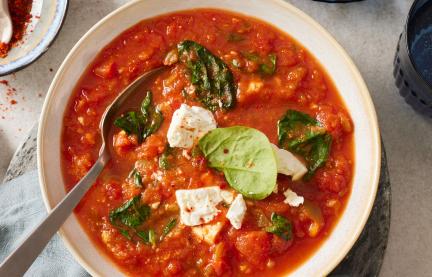 One Pot mit Paprika und Feta in einer tiefen Schüssel.