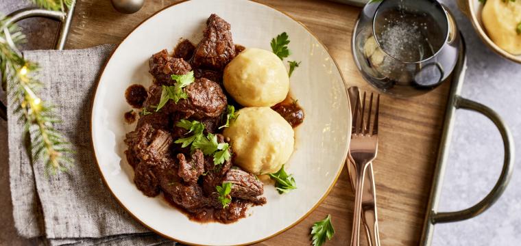 Aromatisches Sauerbraten-Gulasch mit Kartoffelklößen