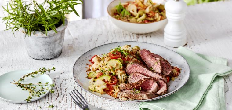 Gemüse-Dinkel-Salat mit Rindersteakstreifen