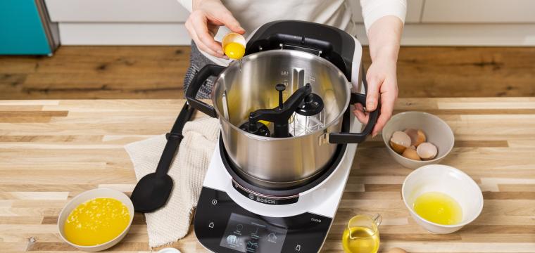 Zutaten für Sauce Hollandaise werden in den Topf gefüllt.