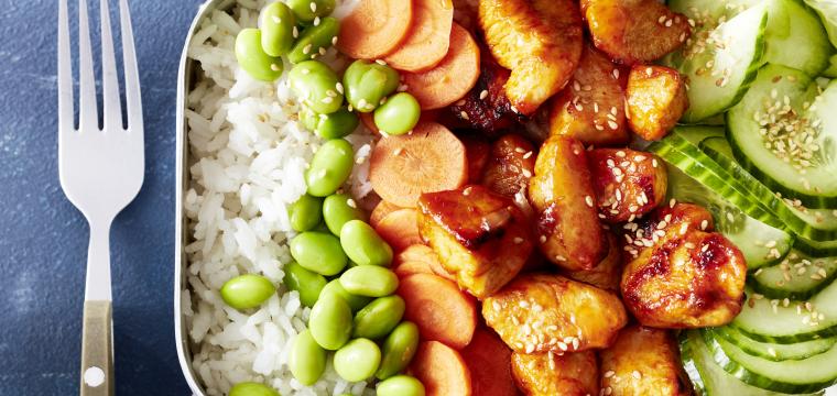 Bento-Bowl mit Basmatireis, Salat und Chilihähnchen.