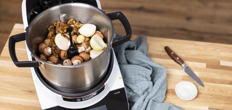 Pilzmischung im geöffneten Kochtopf des Cookit